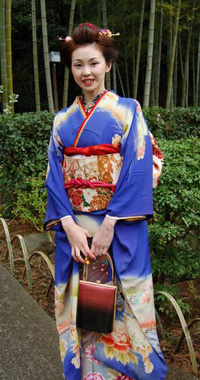 かわいらしい髷と明治時代の大ぶり袖