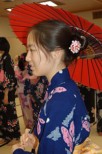 【写真5】髪かざりがかわいい。紺にピンクのしぼりの蝶が飛ぶ浴衣は、袖丈も長く年頃にぴったりの仕立て。お母様がネットオークションで購入したという