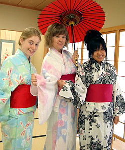 【写真6】日傘がお気にいりのようで、留学生がそれぞれ手にもってポージング