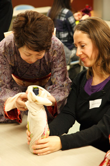 欧米女性にワインボトルラッピングを教える