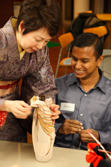 インド人男性にワインボトルラッピングを教える